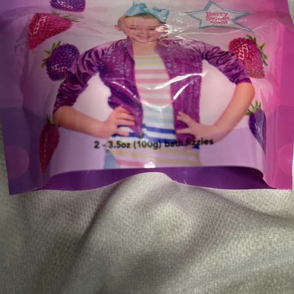 JoJo Siwa bath bombs with sweet berry scent. 2, 3.5 oz bath fizzies. - Picture 3 of 3